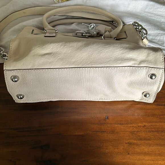 Michael Kors handbag silver lock and keys tan color impeccable - Picture 5 of 13